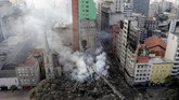Gedung yang berada di pusat Sao Paulo itu dilalap api dan roboh pada Selasa dini hari, menewaskan setidaknya satu orang. (REUTERS/Paulo Whitaker)