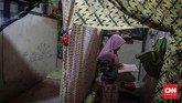 Keterbatasan ekonomi menjadi hambatan terbesar bagi anak-anak nelayan Cilincing untuk melanjutkan pendidikan di sekolah formal. Salah satunya, yang dihadapi Tita (13), salah satu siswa di Sekolah Merah Putih yang sudah menempuh studi di sana sejak umur 5 tahun. (CNN Indonesia/ Hesti Rika)