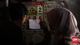 Tak hanya Tita, anak dari nelayan Cilincing lainnya juga menjalani hal yang sama seperti kakak beradik Adit (12) dan Rizki (11). Mereka juga menempuh pendidikan di Sekolah Merah Putih. (CNN Indonesia/ Hesti Rika)