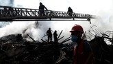 Menurut pihak berwenang, sebanyak 400 orang terdaftar tinggal di bangunan milik pemerintah itu. Sementara penyebab kebakaran masih belum diketahui. (REUTERS/Leonardo Benassatto)