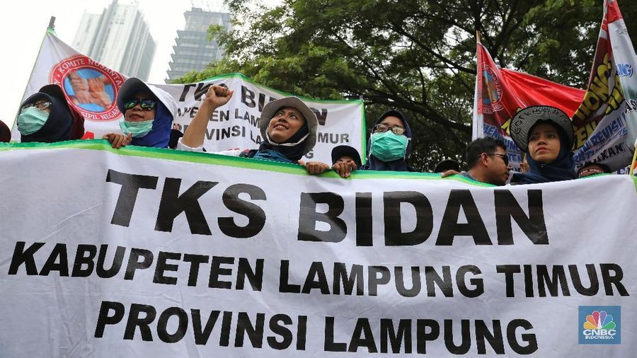 Mereka menuntut pemerintah memberikan keadilan bagi seluruh pekerja pelayanan publik di pemerintahan.