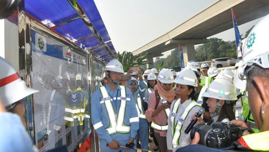 Menteri BUMN Rini Soemarno bersama President of China Railway Corporation meninjau Proyek Inlet Tunnel Kereta Cepat Jakarta Bandung (KCJB)