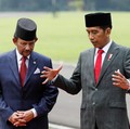 Jokowi Main Badminton Sambil Jualan Tank Anoa