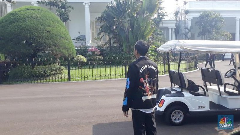 Kepala Negara secara khusus memakai jaket dengan logo perhelatan olah raga terbesar di Asia itu.