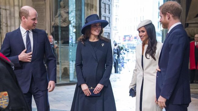 Mengulik Etika Bermesraan William-Kate dan Harry-Markle