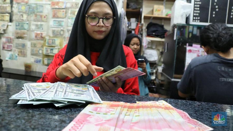 Nilai tukar rupiah hari ini melemah 0,56% dibandingkan posisi penutupan perdagangan hari sebelumnya.