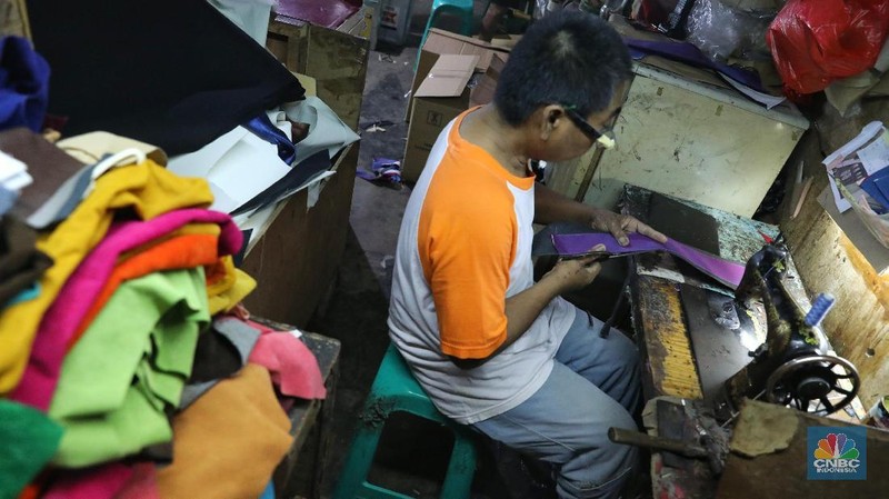Dalam sehari industri rumahan ini berhasil mengerjakan 10 pasang sepatu.