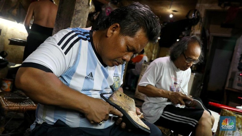Dalam sehari industri rumahan ini berhasil mengerjakan 10 pasang sepatu.