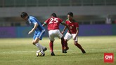 Timnas Indonesia tampil bagus melawan Uzbekistan yang berstatus sebagai juara bertahan Piala Asia U-23 pada laga terakhir PSSI Annivesary Cup di Stadion Pakansari, Kamis (3/5). (CNN Indonesia/Andry Novelino)