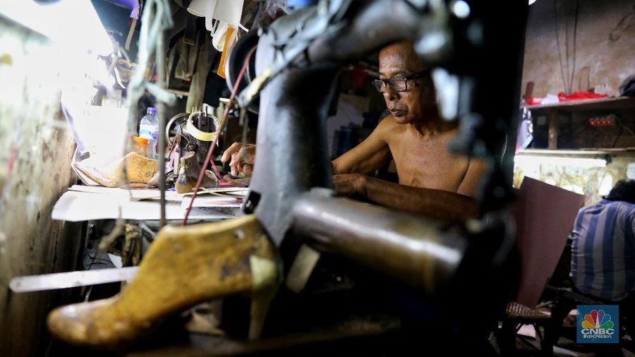 Dalam sehari industri rumahan ini berhasil mengerjakan 10 pasang sepatu.