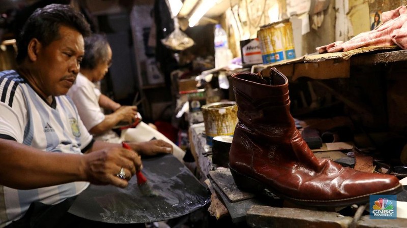 Dalam sehari industri rumahan ini berhasil mengerjakan 10 pasang sepatu.