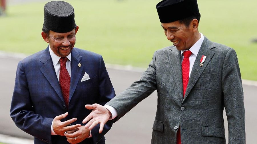 Brunei's Sultan Hassanal Bolkiah (R) and Indonesian President Joko Widodo (L) plant a tree at the palace in Bogor, south of Jakarta, Indonesia, May 3, 2018. REUTERS/Darren Whiteside