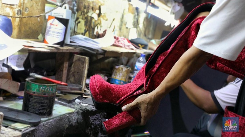Dalam sehari industri rumahan ini berhasil mengerjakan 10 pasang sepatu.