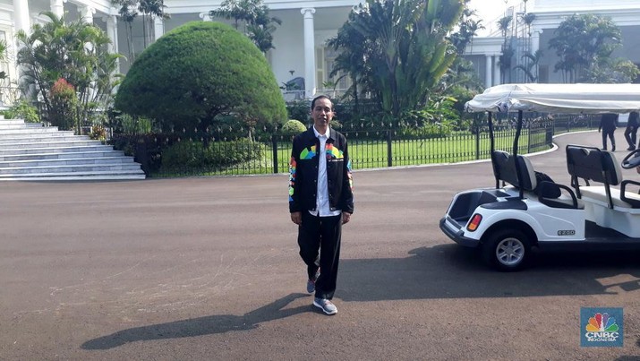 Jokowi dikenal dengan gaya pakaiannya, kini juga sepatunya