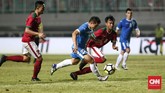 Lini tengah Timnas Indonesia yang digalang Muhammad Hargianto (kanan) dan Zulfiandi berhasil mengimbangi permainan timnas Uzbekistan. (CNN Indonesia/Andry Novelino)