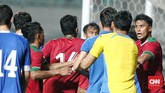 Sejumlah pemain Timnas Indonesia dan timnas Uzbekistan sempat bersitegang usai Awan Setho bertabrakan. Wasit kemudian berhasil mengendalikan situasi. (CNN Indonesia/Andry Novelino)