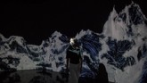 Seorang anggota Teamlab berpose pada sebuah ruangan yang berisikan instalasi digital yang menampilkan deburan ombak yang menabrak tembok. Instalasi digital ini terdapat di Museum Seni Digital Mori di Tokyo. Teamlab terkenal dengan kemahiran memadukan proyeksi gambar, suara, di dalam ruangan. (AFP/Behrouz Mehri)