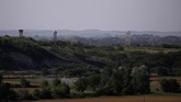 Keluarga muda dengan anak yang masih bayi, para janda, menyusuri jalur rel yang mereka harap bisa membawa mereka ke sebuah kota. (REUTERS/Alkis Konstantinidis)
