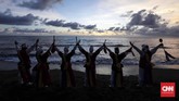 Perwakilan Korea Selatan turut ambil bagian pada acara Dancing in The Sunset yang merupakan bagian dari rangkaian Festival Teluk Jailolo ke-10 di Pantai Lapasi, Halmahera Barat, Kamis, 3 Mei 2018.