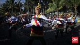 Anak-anak yang tergabung dalam sanggar seni lokal dengan formasi laki-laki menjadi pembuka pertunjukan tari Dancing in the Sunset, Festival Teluk Jailolo ke-10. Di bawah sengatan matahari sore dan hembusan angin pantai, mereka berusaha menyajikan gerak tubuh terbaik bagi penonton.