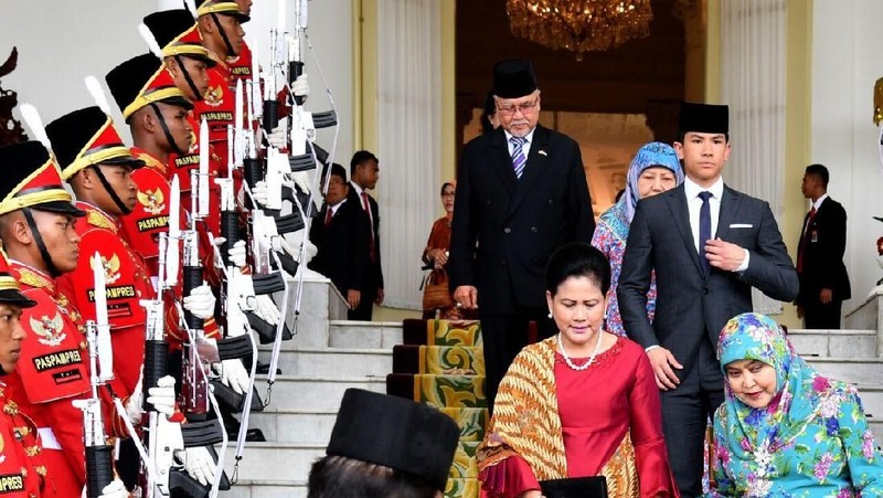 Pangeran Mateen adalah putra Sultan Hasanah Bolkiah dan ahli waris dari Kerajaan Brunei Darussalam