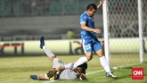 Ketegangan sempat terjadi pada menit ke-62 ketika salah satu pemain timnas Uzbekistan menabrak kiper Timnas Indonesia Awan Setho. (CNN Indonesia/Andry Novelino)
