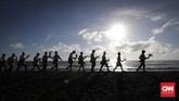 Dancing in the sunset yang merupakan rangkaian Festival Teluk Jailolo ke-10 menjadi wahana warga lokal mengekspresikan dan menjaga tradisi dan nilai budaya khususnya wilayah Jailolo, Halmahera Barat.