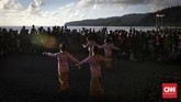 Antusias penonton yang sebagian besar warga yang tinggal di Desa Lako Akelamo menyambut acara Dancing in the Sunset sore itu.