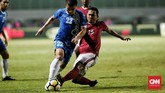 Bek Timnas Indonesia Ricky Fajrin berusaha merebut bola dari kaki pemain timnas Uzbekistan. Timnas Indonesia gagal mencetak gol dari tiga pertandingan PSSI Anniversary Cup 2018. (CNN Indonesia/Andry Novelino)