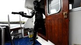 Meski begitu, penggemar sudah senang karena setidaknya mereka bisa menyaksikan langsung di mana Luke Skywalker bertemu Rey dan mengajarinya ‘menggunakan’ The Force. (REUTERS/Clodagh Kilcoyne)