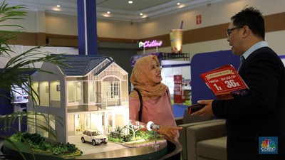 Chief Finnancial Officer Sinarmas Land Alim Gunadi (kiri), Executive Vice President Consumer Loans Bank Mandiri Ignatius Susatyo Wijoyo (kedua kiri) dan Deputi Gubernur DKI Jakarta Bidang Tata Ruang dan Lingkungan Hidup Oswar M. Mungkasa berbincang dengan pengunjung Mandiri Property Expo 2018 di Jakarta Convention Center, Sabtu (5/5). Pada Mandiri Property Expo 2018, Bank Mandiri mengenalkan proses cepat pengajuan KPR same day approval. Hingga 31 Maret 2018, penyaluran KPR Bank Mandiri telah mencapai Rp 40,45 triliun, tumbuh 11,11% dibandingkan Maret 2017.