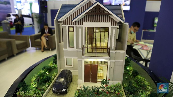 Chief Finnancial Officer Sinarmas Land Alim Gunadi (kiri), Executive Vice President Consumer Loans Bank Mandiri Ignatius Susatyo Wijoyo (kedua kiri) dan Deputi Gubernur DKI Jakarta Bidang Tata Ruang dan Lingkungan Hidup Oswar M. Mungkasa berbincang dengan pengunjung Mandiri Property Expo 2018 di Jakarta Convention Center, Sabtu (5/5). Pada Mandiri Property Expo 2018, Bank Mandiri mengenalkan proses cepat pengajuan KPR same day approval. Hingga 31 Maret 2018, penyaluran KPR Bank Mandiri telah mencapai Rp 40,45 triliun, tumbuh 11,11% dibandingkan Maret 2017.