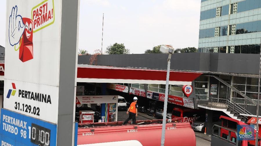Dari 3445 SPBU milik Pertamina yang berada di sepanjang Jawa, Madura, dan Bali (Jamali), baru sekitar separuhnya yang bisa menjual bensin premium.