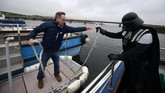 Tapi kunjungan ke Skellig Michael hanya satu bagian dari festival ‘May The 4th Be With You’ yang digelar selama tiga hari di Portmagee, Irlandia oleh lembaga turisme nasional. (REUTERS/Clodagh Kilcoyne)