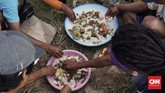Perayaan diakhiri dengan makan bersama untuk mempererat tali silaturahmi antar warga. (CNN Indonesia/Tri Wahyuni)