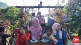 Itu kenapa kelompok tani Sapa Nyana mensyukurinya setiap tahun dengan Memedan Sawah. (CNN Indonesia/Tri Wahyuni)