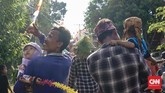 Para petani yang tergabung dalam kelompok tani Sapa Nyana berbondong-bondong di Dusun Cikmas, Karimunjawa, Jawa Tengah, akhir pekan lalu. (CNN Indonesia/Tri Wahyuni)