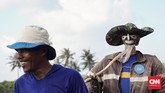 Di lokasi perayaan, petani yang membawa memeden menancapkannya di tepi sawah, lalu berdoa bersama sebagai tanda syukur dan memohon kebaikan atas padi yang akan ditanam. (CNN Indonesia/Tri Wahyuni)
