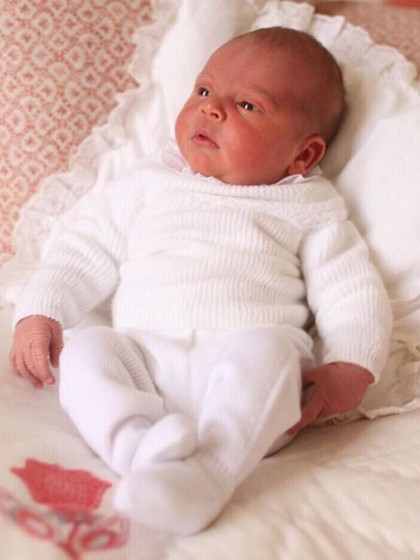 Yang Paling Menarik Perhatian dari Foto Resmi Pertama Pangeran Louis Yang Paling Menarik Perhatian dari Foto Resmi Pertama Pangeran Louis