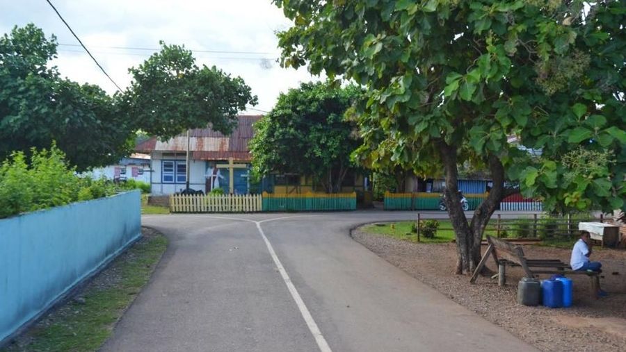 Ketersediaan infrastruktur jalan menjadi urat nadi perekonomian dan membuka ketersiolasian.