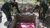 Dengan pemakaman yang laik, mungkin arwah para pahlawan Rusia bisa istirahat dengan lebih tenang. (REUTERS/Eduard Korniyenko)