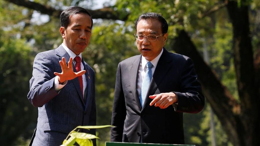 PM China Li Keqiang menekankan pada perusahaan China di Indonesia agar lebih banyak menggunakan tenaga kerja lokal.
