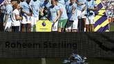 Trofi Liga Inggris terjatuh dalam seremoni kemenangan Manchester City. The Citizens sudah memastikan gelar juara sejak 16 April atau nyaris sebulan sebelum kompetisi resmi berakhir. (REUTERS/Phil Noble EDITORIAL USE ONLY)