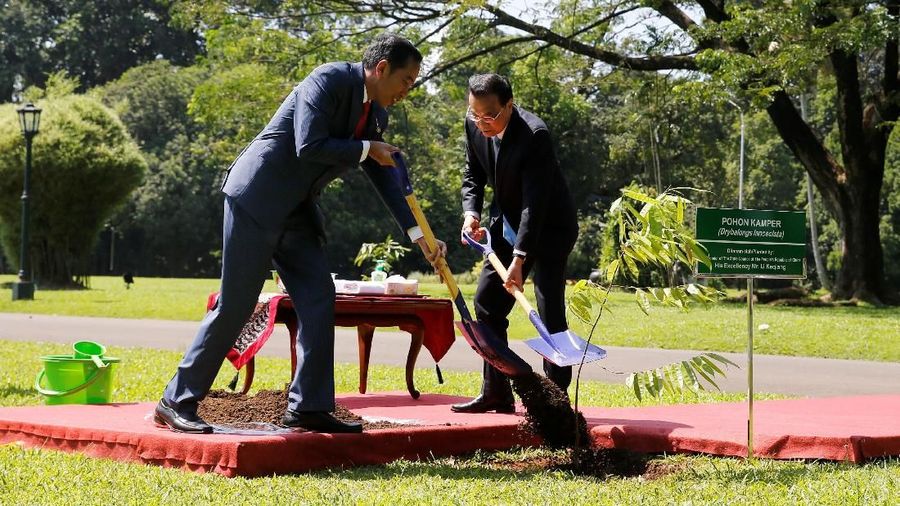Perdana Menteri Republik Rakyat Tiongkok Li Keqiang bertemu Presiden Joko Widodo di Istana Presiden, Bogor.