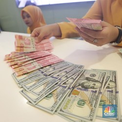 Rupiah Terkapar di Depan Dolar AS, Ini Biang Keroknya