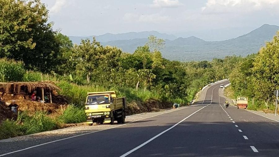 Menteri Pekerjaan Umum dan Perumahan Rakyat Basuki Hadimuljono promosikan Jalur Pantai Selatan (Pansela) Jawa bisa menjadi alternatif para pemudik tahun 2018. Jalan Pansela Jawa memiliki panjang 1.405 km yang membentang menyusuri garis tepi Pantai Selatan dari wilayah Provinsi Banten, Jawa Barat, Jawa Tengah, Daerah Istimewa Yogyakarta hingga Jawa Timur. (Biro Komunikasi Publik Kementerian PUPR)