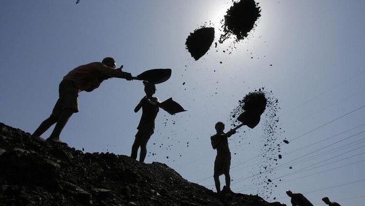 Labourers load coal on trucks at Bari Brahamina in Jammu May 20, 2010. REUTERS/Mukesh Gupta/Files
