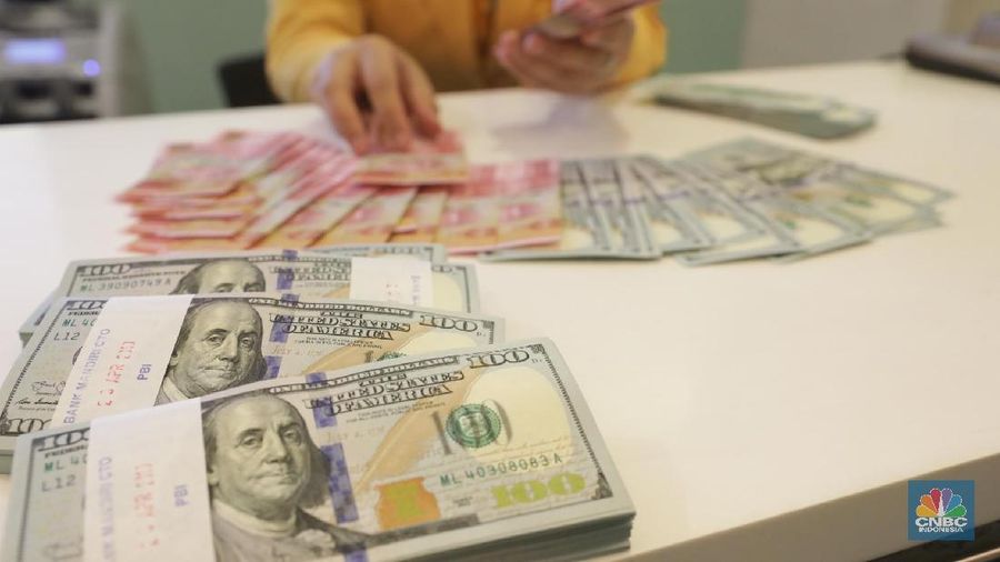 Ilustrasi Rupiah dan Dollar di teller Bank Mandiri, Jakarta, Senin (07/5). Nilai tukar rupiah terhadap dolar Amerika Serikat (AS) masih melemah. Rupiah melemah 0,32 % dibandingkan penutupan akhir pekan lalu. Harga jual dolar AS di  bank Mandiri Rp. 14.043. (CNBC Indonesia/Muhammad Sabki)