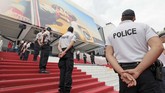 Meski demikian, sejumlah tamu masih melanggar peraturan ini. Banyak undangan yang terlihat berswafoto di atas tangga menuju Grand Théâtre Lumière. (REUTERS/Eric Gaillard)