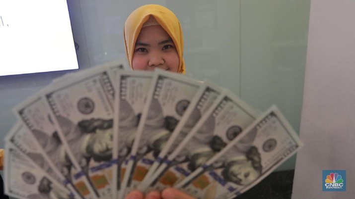 Ilustrasi Rupiah dan Dollar di teller Bank Mandiri, Jakarta, Senin (07/5). Nilai tukar rupiah terhadap dolar Amerika Serikat (AS) masih melemah. Rupiah melemah 0,32 % dibandingkan penutupan akhir pekan lalu. Harga jual dolar AS di  bank Mandiri Rp. 14.043. (CNBC Indonesia/Muhammad Sabki)